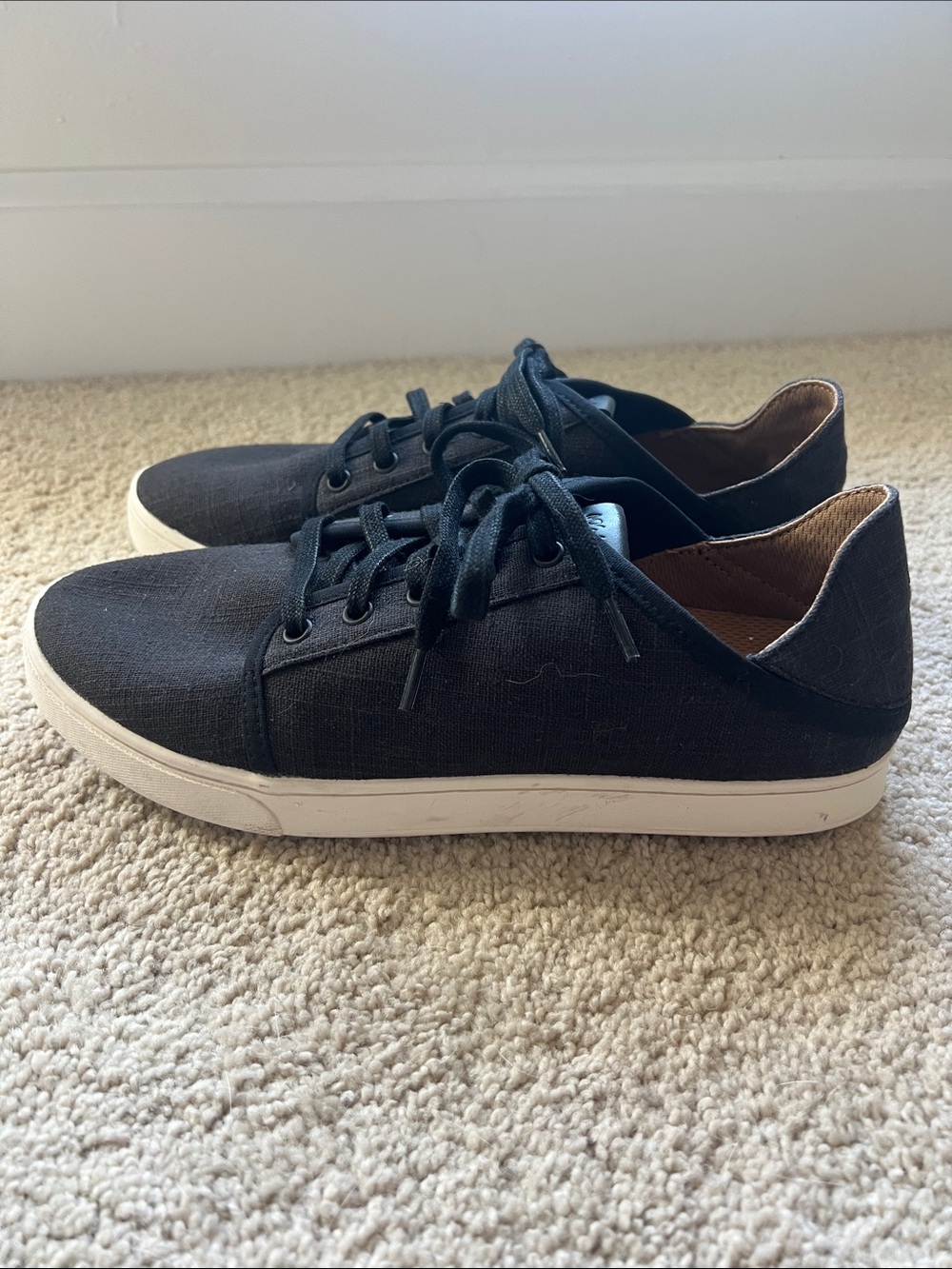 OLUKAI PEHUEA LI WOMANS BLACK/LINEN SNEAKERS. Size 9. - Picture 3 of 6